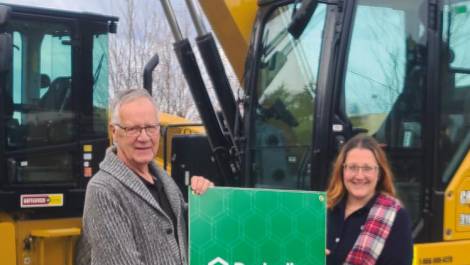 Laurent Laverdière, maire de Saint-Fabien-de-Panet et Mme Éricka Gonthier, administratrice de la Caisse Desjardins de la MRC de Montmagny. (Photo de courtoisie)