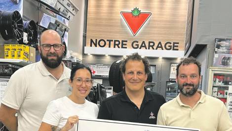 Le président d’honneur François Grandisson et le comité organisateur, Maxime Bernier, Cloé Lessard, Luc Gosselin et Marie-Christine Guimont (absente sur la photo). (Photo de courtoisie)