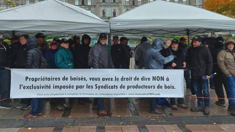 Manifestation devant l’Assemblée. (Photo: Facebook Claude Langevin)