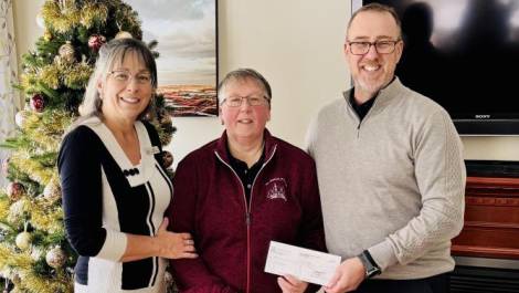 Annie Pelletier, directrice générale de la Maison d’Hélène, Nadine Gaudreau, bénévole impliquée, et Francis Fréchette, président de Montmagny Mazda. (Photo de courtoisie)