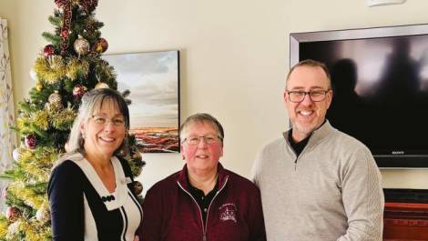 Annie Pelletier, directrice générale de la Maison d’Hélène, Nadine Gaudreau, bénévole impliquée, et Francis Fréchette, président de Montmagny Mazda. (Photo de courtoisie)