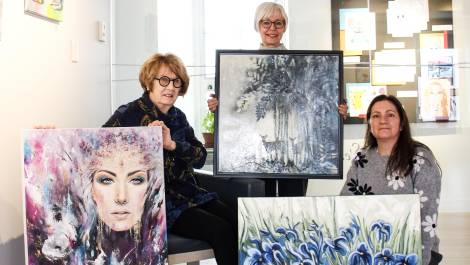 Des oeuvres d’art de l’artothèque à la bibliothèque de Montmagny. Photo de courtoisie.