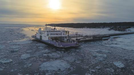 Le revitaillement est effectué par le NM Félix-Antoine-Savard. Crédit photo : STQ.