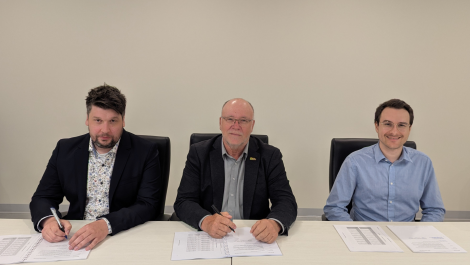 Frédéric Corneau, directeur général et secrétaire-trésorier, Normand Caron, préfet de la MRC de L’Islet et Guillaume St-Jean, président du syndicat et aménagiste. (Photo de courtoisie)