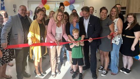 Une famille heureuse lors de l’inauguration du 3e CPE Enfant-Bonheur, celle de l’Envolée, à Saint-François-de-la-Rivière-du-Sud. Crédit photo : Éric Maltais.