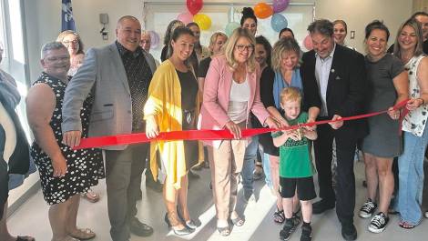 Une famille heureuse lors de l’inauguration du 3e CPE Enfant-Bonheur, celle de l’Envolée, à Saint-François-de-la-Rivière-du-Sud. Crédit photo : Éric Maltais.