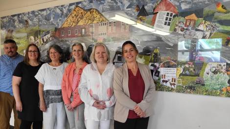 Bruno Gagné, maire de Sainte-Apolline, Catherine Plante, MRC de Montmagny, Isabelle Massey, artiste, Anick Soucy, MRC de Montmagny, Dominique Gaudreau, représentante du député Mathieu Rivest, et Mélanie Carbonneau, École Sainte-Apolline. (Photo de courtoisie)