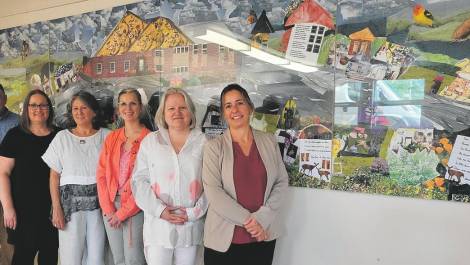 Bruno Gagné, maire de Sainte-Apolline, Catherine Plante, MRC de Montmagny, Isabelle Massey, artiste, Anick Soucy, MRC de Montmagny, Dominique Gaudreau, représentante du député Mathieu Rivest, et Mélanie Carbonneau, École Sainte-Apolline. (Photo de courtoisie)