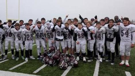 L’équipe benjamine des Grizzlys après leur victoire à Mont-Joli. Crédit photo : Jean Scherrer.