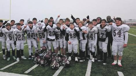 L’équipe benjamine des Grizzlys après leur victoire à Mont-Joli. Crédit photo : Jean Scherrer.