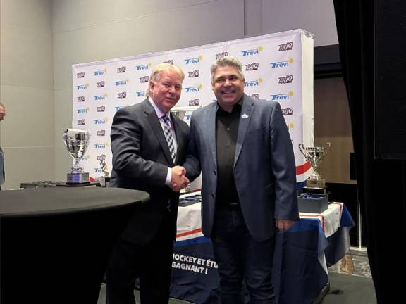 $!Pierre Bouffard a reçu une plaque des mains du président Kevin Figsby pour souligner la venue de la Coupe Stanley à Montmagny, étant choisi la personnalité Hyundai de l’année.