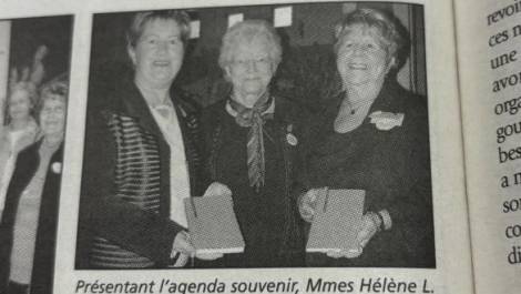 Au centre, Mme Deschênes lors d’une cérémonie en 2005. (Photo d’archives)