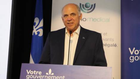 Le ministre Pierre Fitzgibbon lors de l’annonce chez Umano Médical.