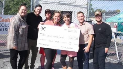 Julie Massicotte, présidente du CEF et Lysanne Tanguay directrice du CEF, entourées des membres du comité organisateur, soit Marylou Couture, Louis Rodrigue, Stéphanie Roy, Charles-Antoine Desrosiers, Philippe Boivin-Bernard. (photo de courtoisie)