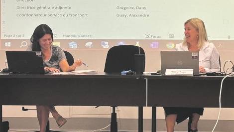 La nouvelle présidente, Sylvie Langlois, et la directrice générale, Rachel Bégin, lors de la dernière séance du conseil d’administration.
