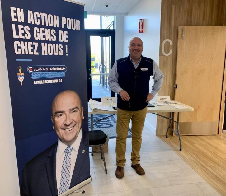 Bernard Généreux lors d’une clinique de passeport. (Photo de courtoisie)