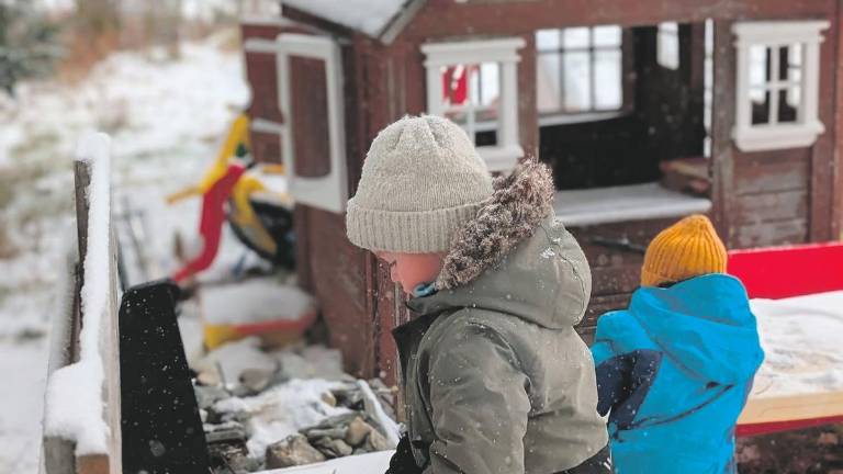 Les jeunes qui s’amusent à l’extérieur à La Petite Couvée. Crédit photo : La Petite Couvée.