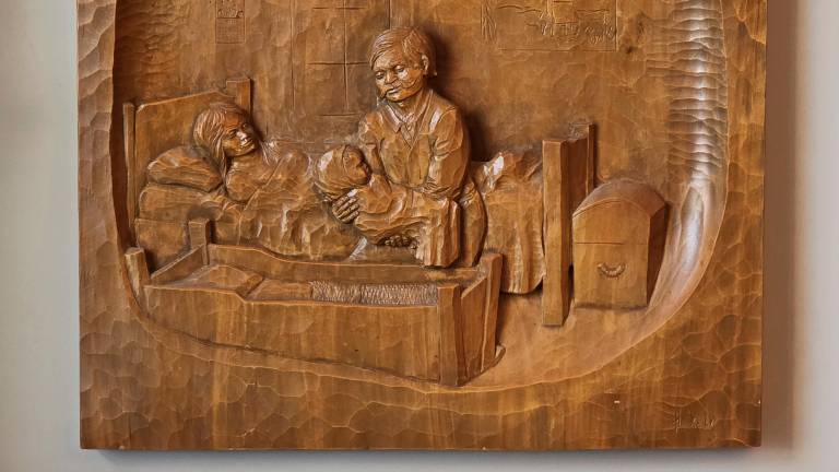 $!La sculpture en bois représentant Mary Dawood Catlin, sa mère et son père lors de sa naissance. L’oeuvre a été réalisé par Herman Raby. Crédit photo : Mary Dawood Catlin.