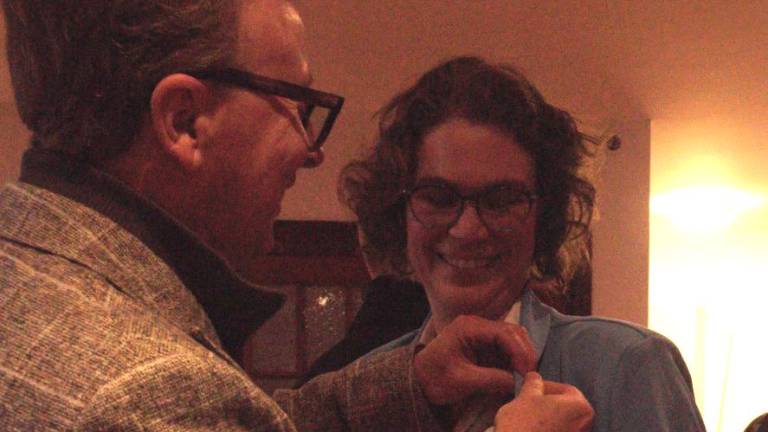 $!Le maire sortant Marc Laurin pose une épinglette avec les écussons de Montmagny sur le veston de la nouvelle mairesse.