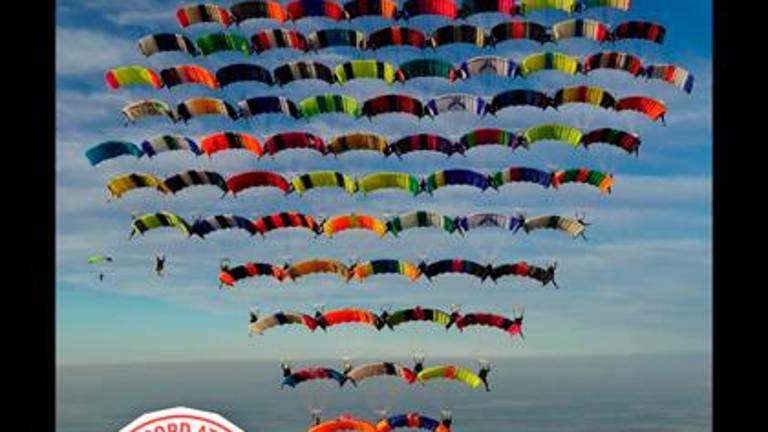 $!Le record du monde de saut en parachute avec des formations « sous voilures ». Photo de courtoisie.
