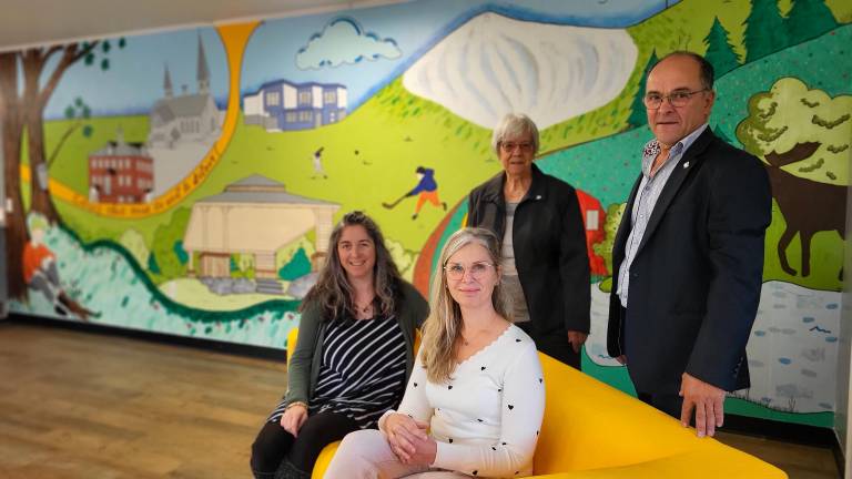 En bas, Rosalie Voyer, artiste, et Anick Soucy, MRC de Montmagny En haut, Claudette Aubé et Alain Talbot respectivement DG et maire de la municipalité de Saint-Paul-de-Montminy. (Photo de courtoisie)