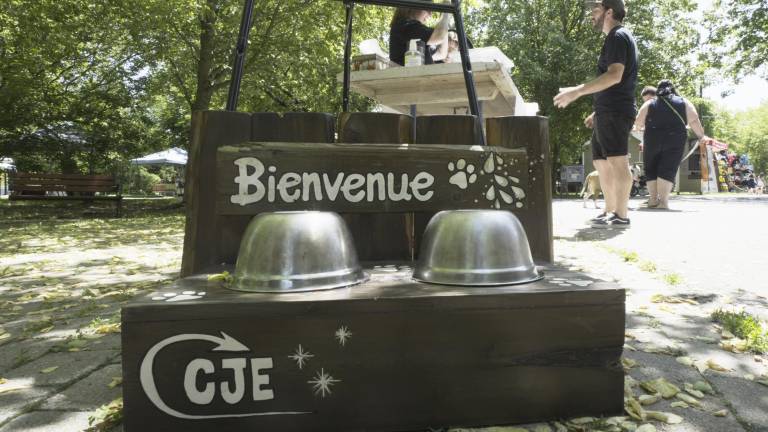 $!À l’acceuil.