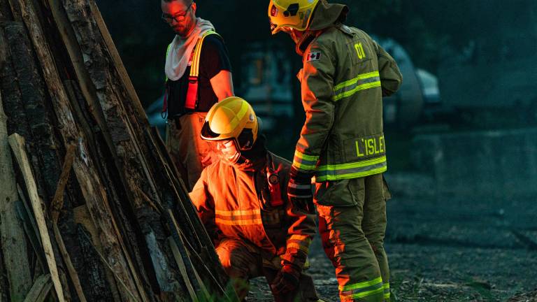 $!Les pompiers allume le feux de joie.