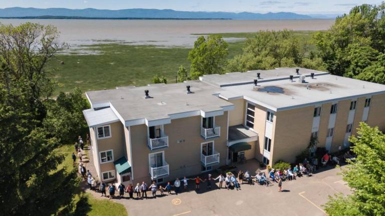 $!Chaine humaine chez Les Quartiers A de L’Islet. (Crédit: DanielTPhoto)