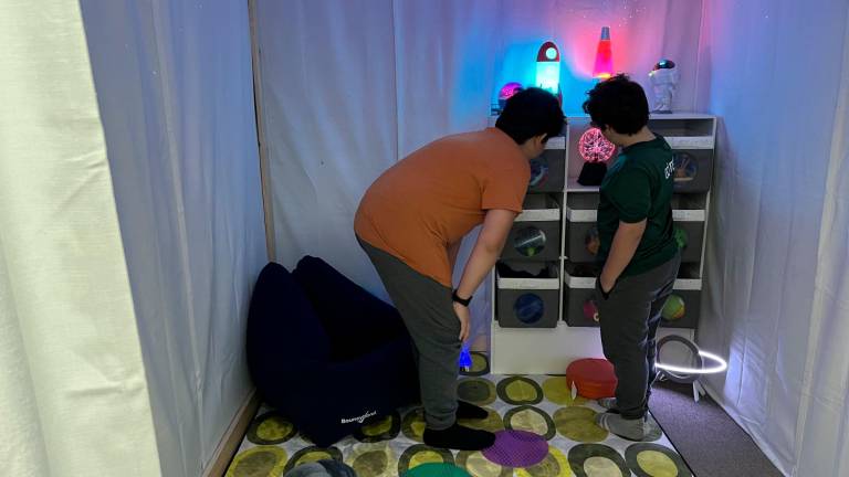 $!Des jeunes ont eu l’occasion d’essayer la nouvelle salle sensorielle. Crédit photo : Édouard Bérubé.