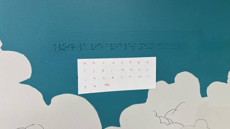 $!Le braille sur la murale de l’école Bon Pasteur de L’Islet. Crédit photo : Édouard Bérubé.