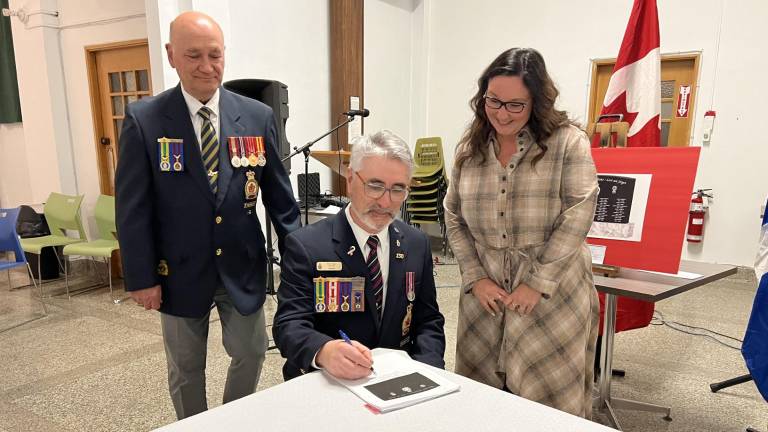 De gauche à droite : le vice-président Constant Rosa, le président Michel Gagnon et Audrey Boulet Lavoie de Lavoie Monuments. Crédit photo : Édouard Bérubé.