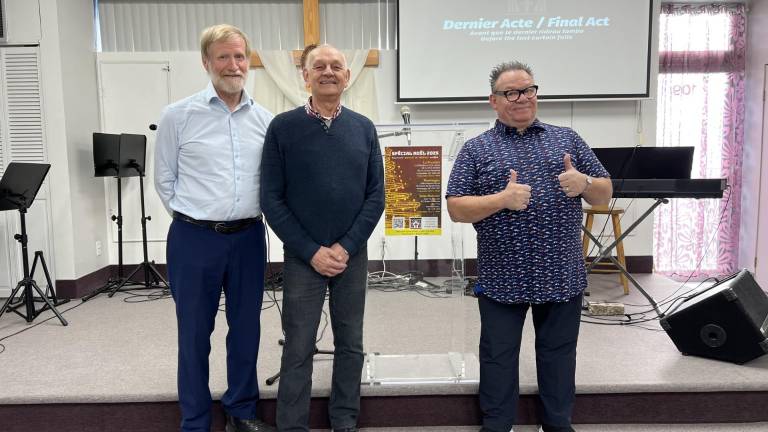 De gauche à droite, Yves Bellemare de l’Assemblée Vie Nouvelle Beauce-Bellechasse, François Labelle de l’Église Centre Vie Abondante et Chapelle La Poc, ainsi que Daniel Julien de Mission Dernier Acte. Crédit photo : Édouard Bérubé.