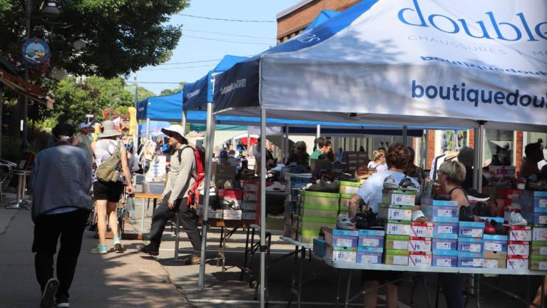 $!La braderie sur la rue Saint-Jean-Baptiste.