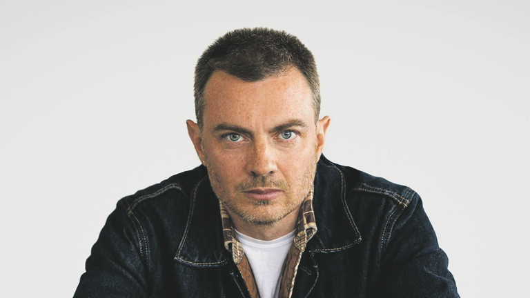 Le chanteur et guitariste Jordan Officer. Crédit photo : Centre d’Art de Richmond.