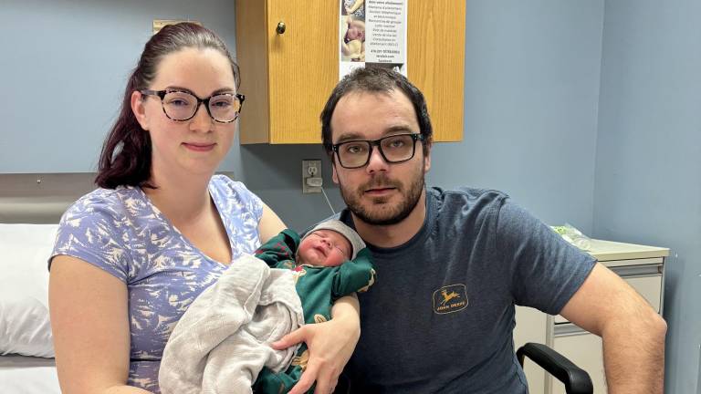 Le premier bébé de l’année, Théo, en compagnie de ses parents, Claudia Pelletier et Maxime Mercier. Photo de courtoisie.