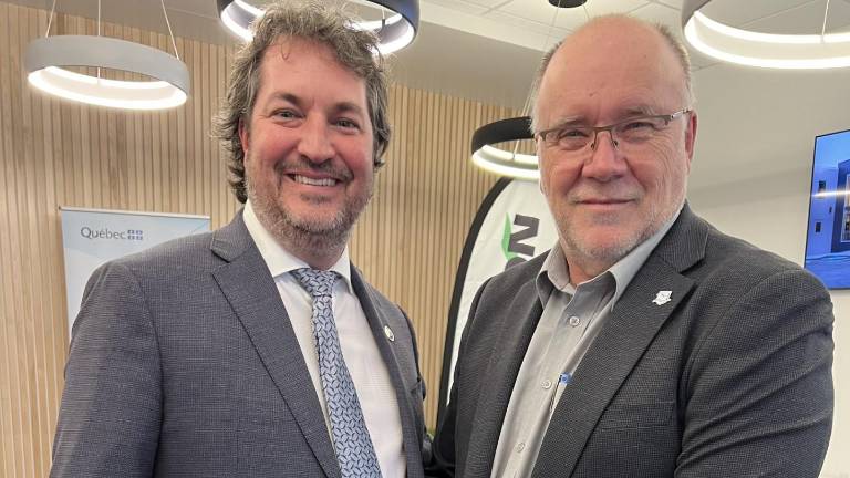 Le député de la Côte-du-Sud, Mathieu Rivest, en compagnie du maire de Saint-Jean-Port-Joli, Normand Caron. Photo de courtoisie.
