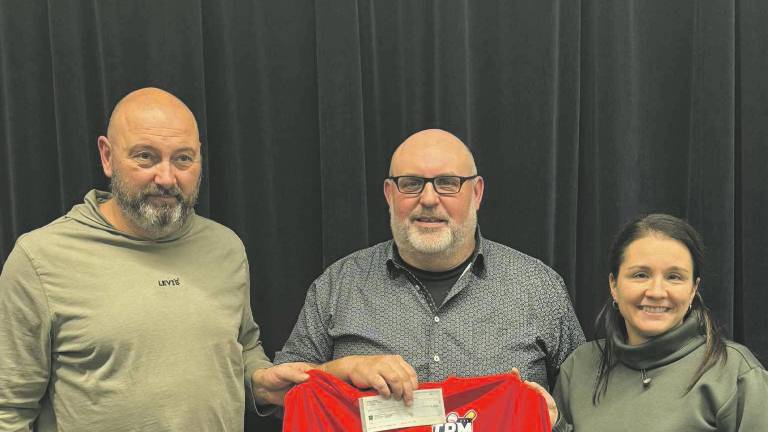 Les Vikings ont reçus la somme de 750 $ grâce au tournoi TBM de Lévis qui s’est déroulé à Montmagny avec la classe féminine 21UA. Sur la photo : Mario Bélanger, président, David Thibault organisateur du tournoi TBM à Montmagny et Sophie Boulet, responsable des bénévoles des Vikings durant le tournoi. Photo de courtoisie.