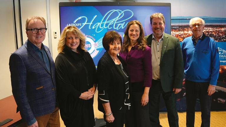 Marc Laurin, maire de Montmagny, Pascale Paradis, Caisse Desjardins MRC de Montmagny, Lily Dubé, choriste, Peggy Bélanger, directrice artistique, Mathieu Rivest, député, et Michel Clavet, président Hallélou.