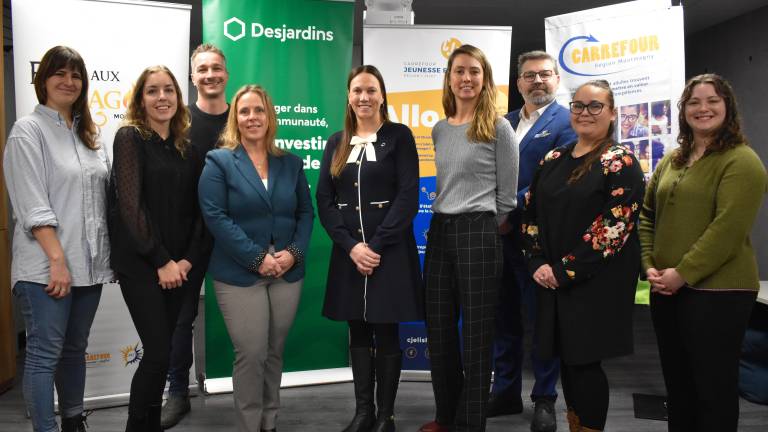 Les Dragons entourés des représentantes des deux Carrefours lors du lancement officiel de la 9e édition. (Photo: Katy Desjardins)