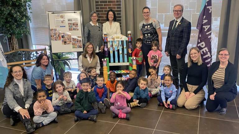 La classe de maternelle 4 ans de l’école Beaubien et leur enseignante Caroline Ménard, accompagnés de la conseillère Mireille Thibault, de la directrice de l’école, Jessie Morin, de la conseillère Gabrielle Brisebois, du maire de Montmagny, Marc Laurin, de la technicienne en éducation spécialisée Anne-Sophie Simoneau et de la coordonnatrice des activités communautaires, Manon Garant. (Photo de courtoisie)