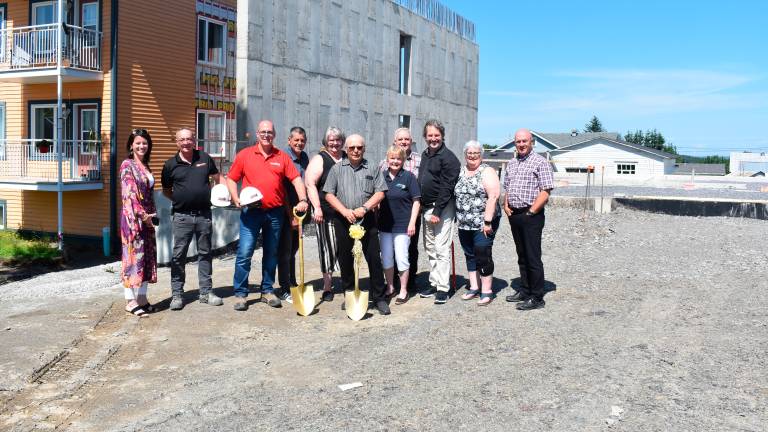 $!Plusieurs partenaires du projet. La nouvelle section sera annexée à celle déjà existante aux Habitations Saint-Pamphile. (Photo: Katy Desjardins)