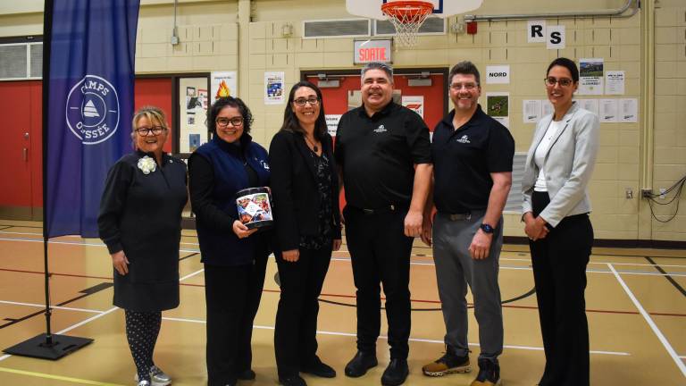 Michelle Bernard, mairesse suppléante, Christine Talbot, bénévole, Émilie Têtu, directrice Fondation Camps Odyssée, Pierre Bouffard et Stéphane Lavoie, propriétaires Café bistro Au Coin du Monde, Manon Chouinard, directrice École St-Pie-X. (Crédit photo: Katy Desjardins)