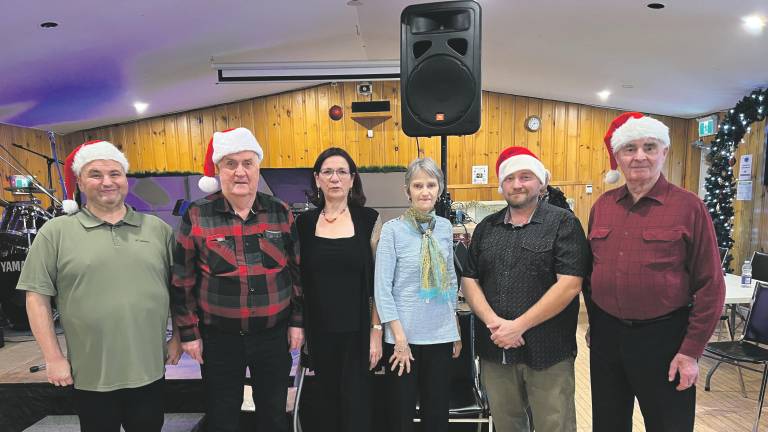 Les deux organisateurs, Lionel Lepage et Jonathan Blouin, en compagnie des bénévoles du Gala amateur de Berthier-sur-Mer. Crédit photo : Édouard Bérubé.