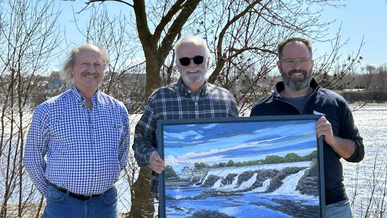 Michel Lemire, artiste et collaborateur, Réal Fontaine, directeur artistique et peintre qui a réalisé la toile qui est l’image d’appel du symposium, et Patrick Morency, coordonnateur culturel et touristique à la Ville de Montmagny. (Photo de courtoisie)