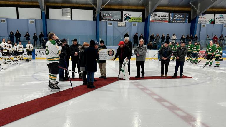 $!Claude Turgeon a reçu sa plaque commémorative avant le début de la rencontre. Crédit photo : Édouard Bérubé.