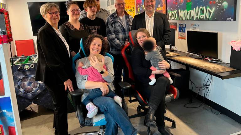 Les membres de la Maison des jeunes de Montmagny, ainsi que le député de la Côte-du-Sud, Mathieu Rivest. Crédit photo : Édouard Bérubé.