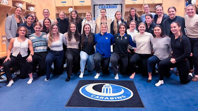 On peut apercevoir Laurie Vézina au milieu en bleu avec sa nouvelle équipe. Crédit photo : Les Carabins de l’Université de Montréal.