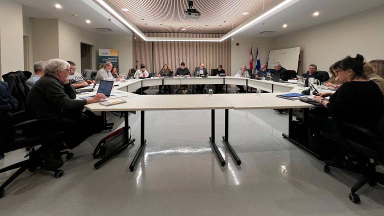 Le conseil de la MRC de L’Islet lors de la soirée du 26 novembre 2025. Crédit photo : Édouard Bérubé.