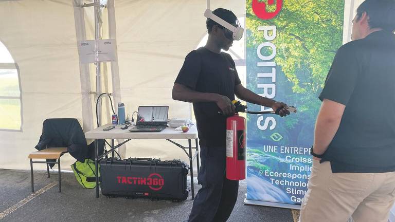 Un employé essaie d’éteindre un incendie via la réalité virtuelle. (Photo: Jasmin Guillemette)