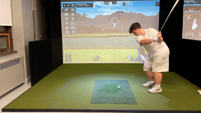 $!L’un des jeunes qui pratique sur le nouveau simulateur de golf. Crédit photo : Édouard Bérubé.